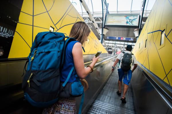 L'utilisation du Wi-Fi et de l'itinérance dans les gares et les stations de métro, et dans les espaces publics
