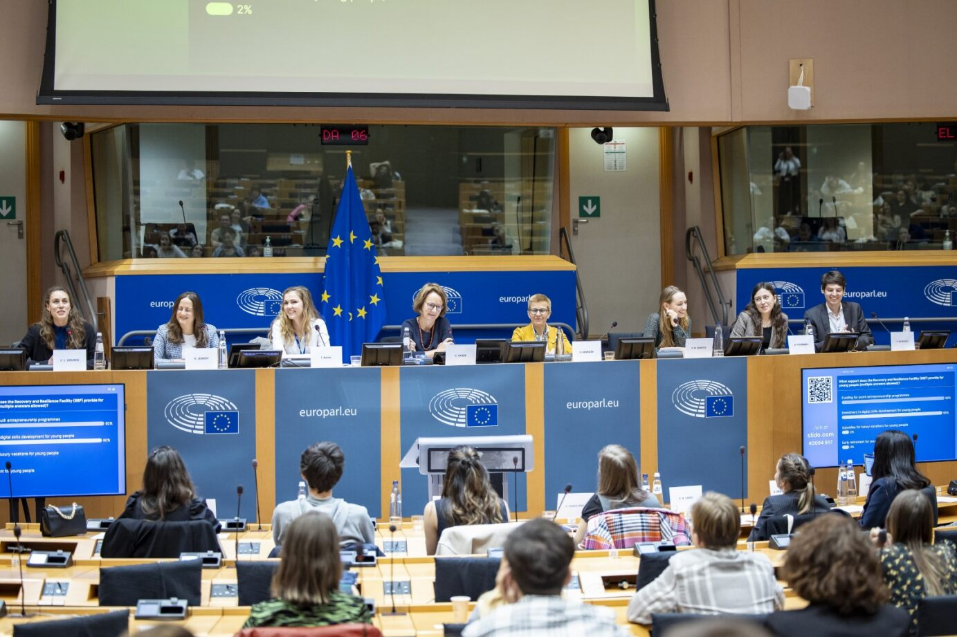 European Youth Week breakout session showcasing the benefits of the Recovery and Resilience Facility for young people