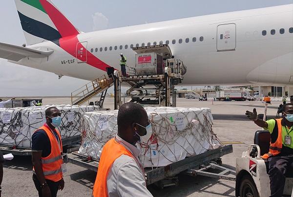 vaccines unloaded from plane, Ivory Coast