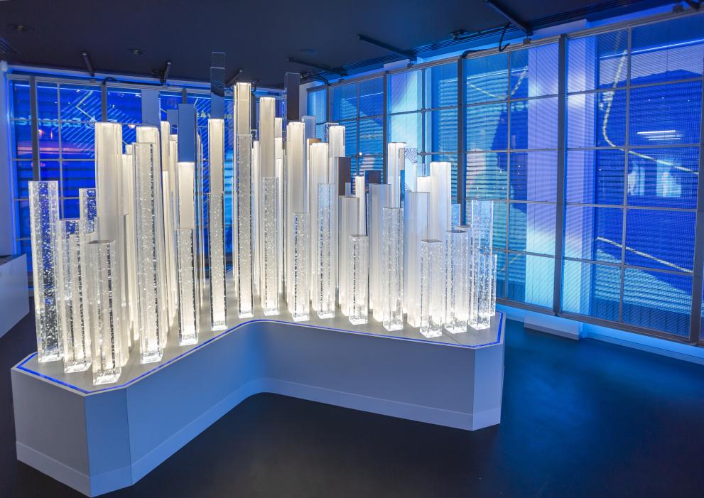 The sculpture consisting of 27 different cubical mirror tubes and 97 tubes made of recyclable acrylic resin Dacryl, in the shape of the Berlaymont.