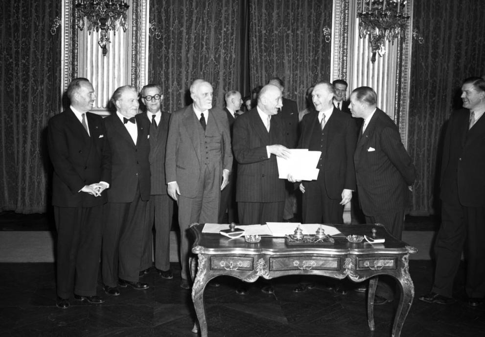The signing of the Treaty of Paris establishing the European Coal and Steel Community: Paul van Zeeland, Belgian Minister for Foreign Affairs; Joseph Bech, Luxembourgish Minister for Foreign Affairs and Foreign Trade and Wine growing; Joseph Meurice, Belgian Minister for Foreign Trade; Carlo Sforza, Italian Minister for Foreign Affairs; Robert Schuman, French Minister for Foreign Affairs; Konrad Adenauer, German Federal Chancellor; Dirk Stikker, Dutch Minister for Foreign Affairs; and Johannes van den Brink