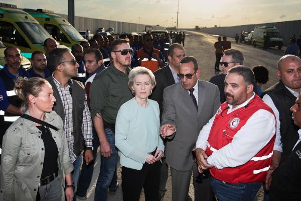 President von der Leyen in Egypt with humanitarian workers and officials
