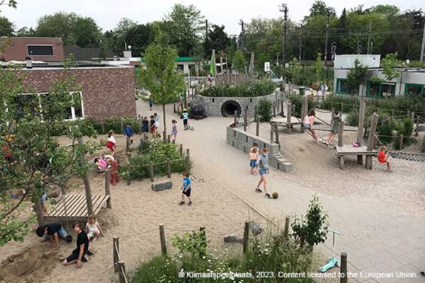 A primary school with its own climate adaptive playground