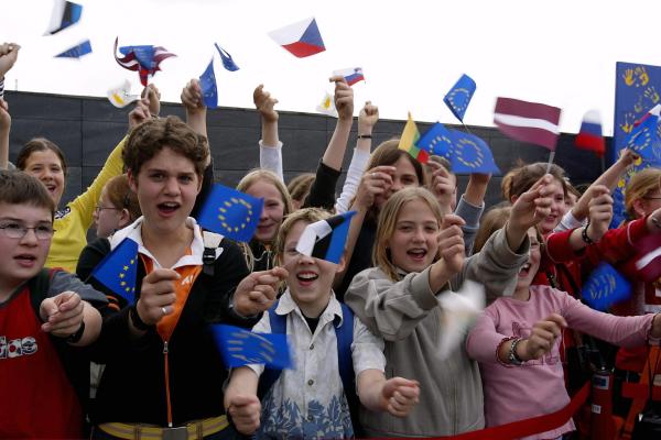 Kids waiving EU flags