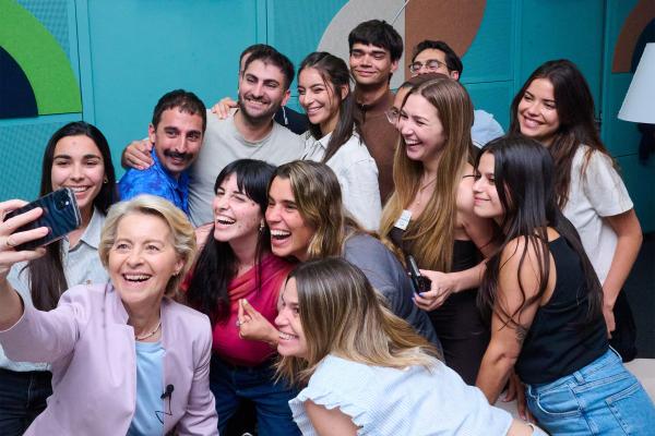 Ursula von der Leyen taking a selfie with school children
