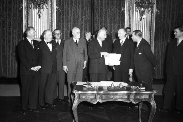 The signing of the Treaty of Paris establishing the European Coal and Steel Community: Paul van Zeeland, Belgian Minister for Foreign Affairs; Joseph Bech, Luxembourgish Minister for Foreign Affairs and Foreign Trade and Wine growing; Joseph Meurice, Belgian Minister for Foreign Trade; Carlo Sforza, Italian Minister for Foreign Affairs; Robert Schuman, French Minister for Foreign Affairs; Konrad Adenauer, German Federal Chancellor; Dirk Stikker, Dutch Minister for Foreign Affairs; and Johannes van den Brink