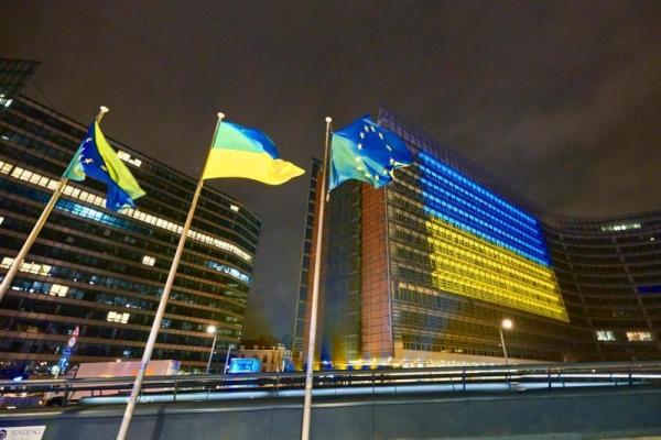 The EU and Ukraine flags in front of the Berlaymont