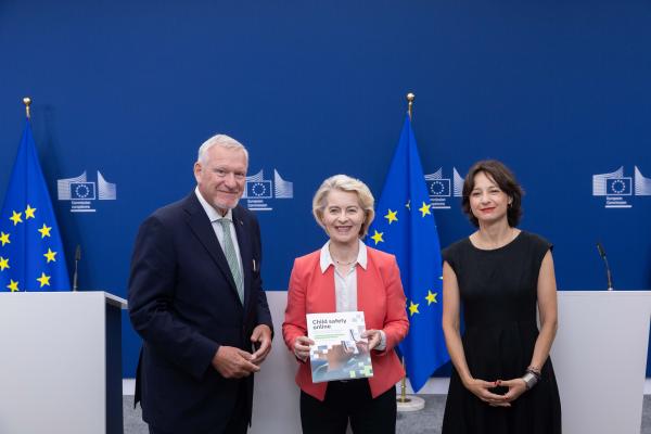 President von der Leyen receiving the special panel report on child safety online, pictured with co-chairs of panel